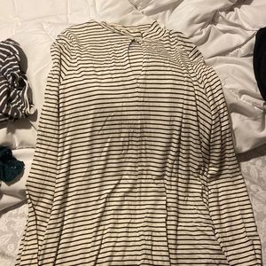 𝅺AMERICAN Eagle top with keyhole cutout